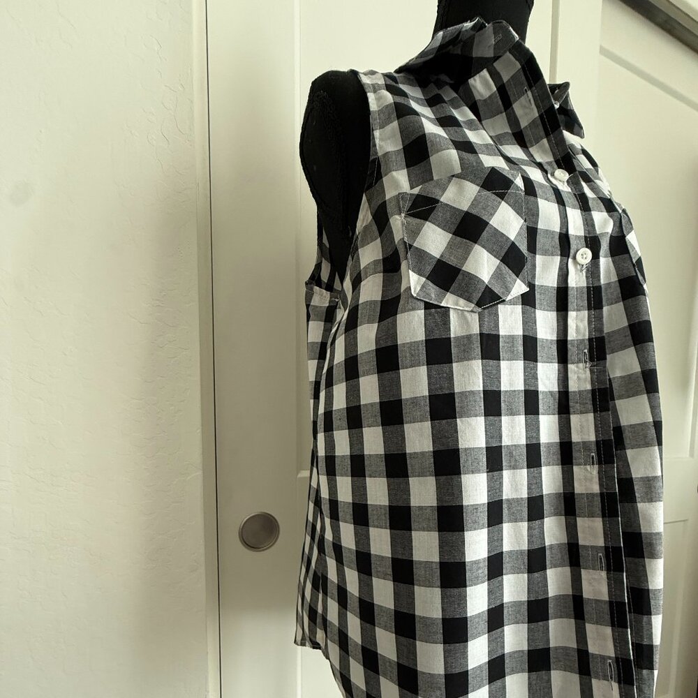 Women's Black & White Sleeveless Button Up Blouse Size M (8 - 10) by Faded Glory